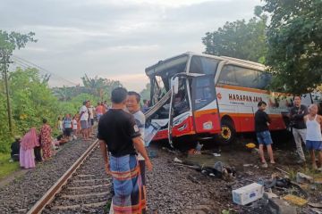 Bus sarat penumpang tertabrak kereta api di Tulungagung