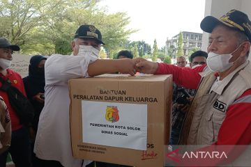 Pemkot Solok serahkan bantuan untuk korban gempa di Pasaman Barat