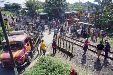 Petugas gabungan kesulitan evakuasi bangkai bus tertabrak kereta api