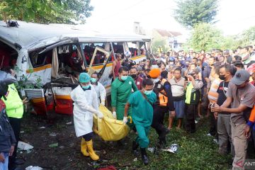 Korban meninggal akibat kecelakaan bus dengan kereta bertambah