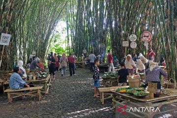 Kulineran bayar pakai uang bambu? Bisa, di pasar Papringan Ngadiprono Temanggung