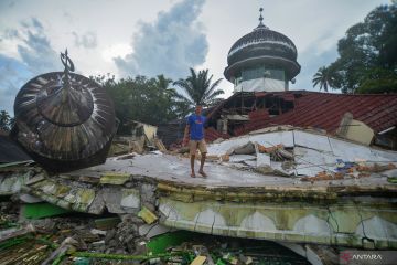 Kemarin korban gempa bertambah, kasus COVID-19 melandai