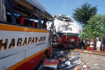 Kemarin, bus tertabrak kereta api hingga status tersangka dicabut