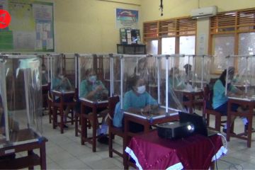 24 Guru dan siswa positif COVID-19, 12 SMP di Ambon ditutup