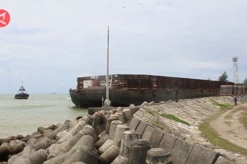 Kapal tongkang terdampar di Aceh Barat berhasil ditarik kembali