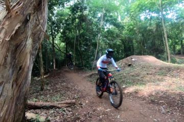 Bercucur peluh sambil bergembira menuruni bukit di Gunung Pinang