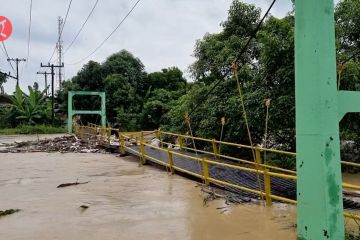 Jembatan penghubung dua kecamatan di Medan rusak diterjang banjir