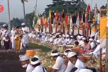 Melasti di pantai Padanggalak Bali, jumlah peserta dibatasi