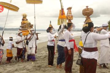 PPKM level 3, Melasti digelar terbatas di pantai Hamadi Jayapura