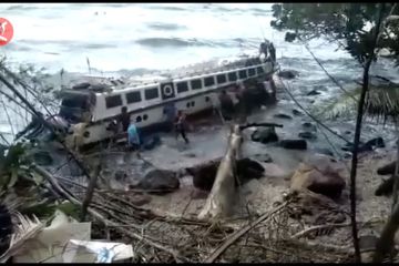 Kapal cepat Sinar Sabale terdampar di Tidore akibat cuaca buruk