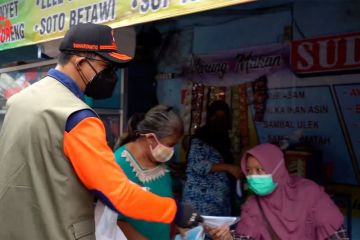 Ketua Satgas COVID-19 bagikan masker ke warga Jakarta