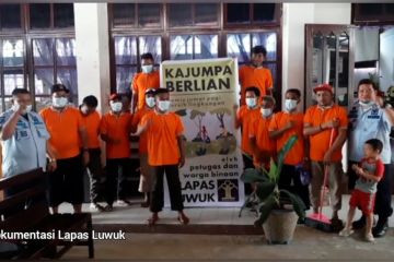 Lapas Luwuk bina narapidana dengan bersihkan rumah ibadah