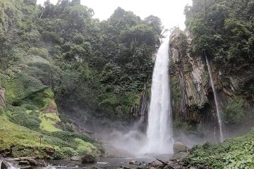 Menikmati sensasi segar dua rasa Air Terjun Trisakti di Bengkulu