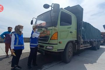 Petugas gabungan gelar razia kendaraan ODOL di Tol Madiun-Kertosono