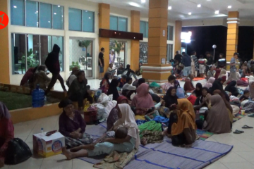 Ribuan warga mengungsi di halaman kantor Bupati Pasaman Barat