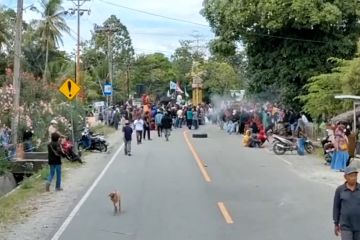 Polisi bubarkan warga yang blokir jalan di Trans Sulawesi