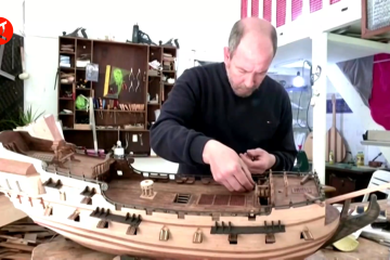 Seniman Aljazair menciptakan model kapal terkenal