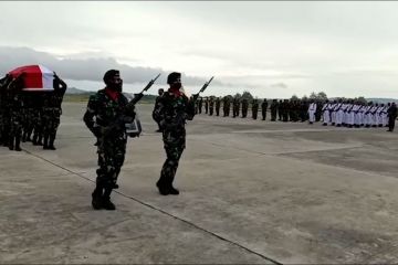 Upacara militer iringi pemberangkatan jenazah Kabinda Papua ke Jakarta