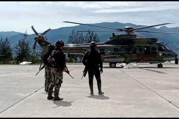 Helikopter TNI evakuasi 2 orang korban penembakan KKB ke Mimika