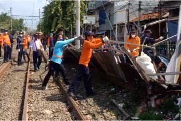 KAI tertibkan 137 bangunan liar di Stasiun Angke hingga Kampung Bandan