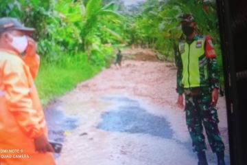 Hujan tinggi, jalan ke pantai wisata Sawarna-Banten tertimbun longsor