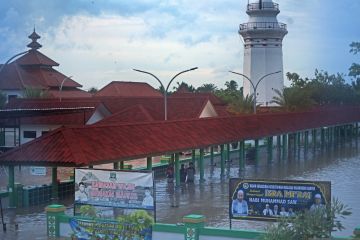 Masjid Agung Kesultanan Banten tergenang banjir
