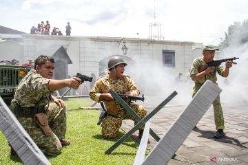 Teatrikal perjuangan pahlawan melawan Belanda pada Serangan Umum 1 Maret 1949