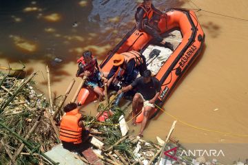 Pencarian jenazah korban banjir  di Sungai Cibanten Serang