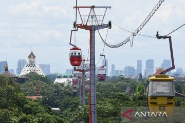 Wisatawan kunjungi Taman Mini Indonesia Indah