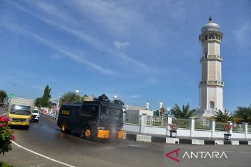 Penyemprotan disinfektan jelang shalat jumat di Masjid Raya