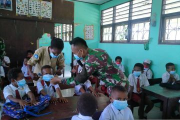 Satgas Pamtas RI-PNG Yonif 711 bekali ilmu kesehatan bagi pelajar SD