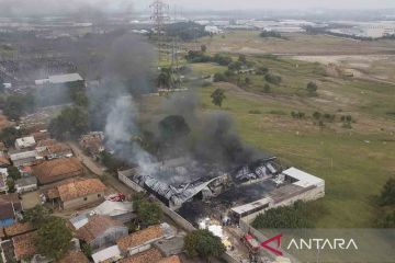 Kebakaran pabrik pengolahan limbah di Cikarang
