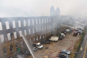 Eks pabrik tempat syuting "Peaky Blinders" terbakar