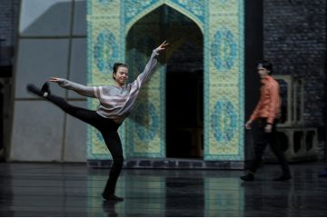 Penari balet Ukraina temukan panggung lain di negara tetangga
