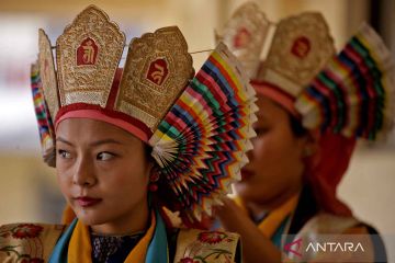 Memperingati Losar, budaya tradisional Tahun Baru Tibet