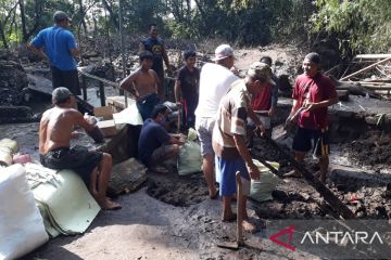 Tanggul sementara dibangun pascabanjir di Kabupaten Pasuruan