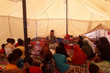 Pengungsi anak-anak Simpang Timbo Abu Talamau diajarkan baca Alquran