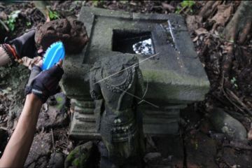 Pembersihan benda cagar budaya