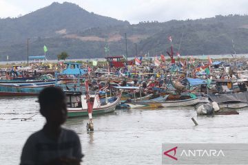 Nelayan di Tulungagung tak melaut karena gelombang tinggi