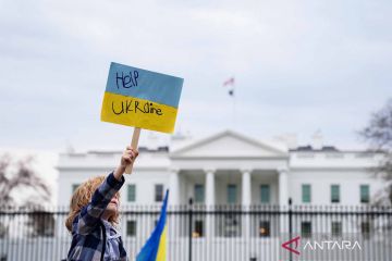 Gedung Putih pun tak luput didemo anti invasi Rusia ke Ukraina