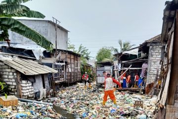Tumpukan sampah plastik tutupi Sungai Kalianak Surabaya