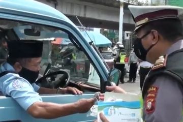 Operasi Keselamatan Jaya, petugas bagikan masker di Kampung Melayu