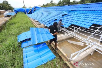 Baru selesai dibangun, atap pasar ambruk diterjang angin kencang