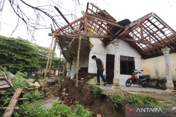 Rumah warga rusak akibat pergerakan tanah di Cirebon