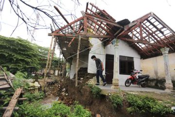 Rumah rusak akibat pergerakan tanah di Cirebon