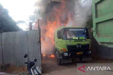 Mobil truk ludes terbakar saat hendak diperbaiki di bengkel