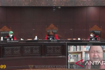 Hakim MK ingatkan Jaya Suprana berdiri saat hakim masuk ruang sidang