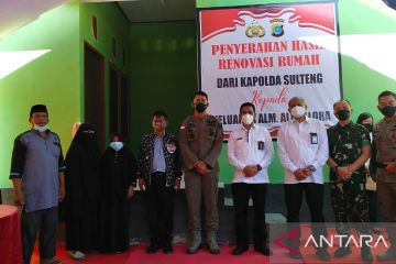 Kapolda Sulteng beri bantuan renovasi rumah istri Ali Kalora di Poso