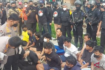 Target operasi lompat ke genteng saat polisi gerebek Kampung Bahari