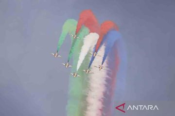Unjuk gigi tim aerobatik Al Fursan dalam World Defense Show